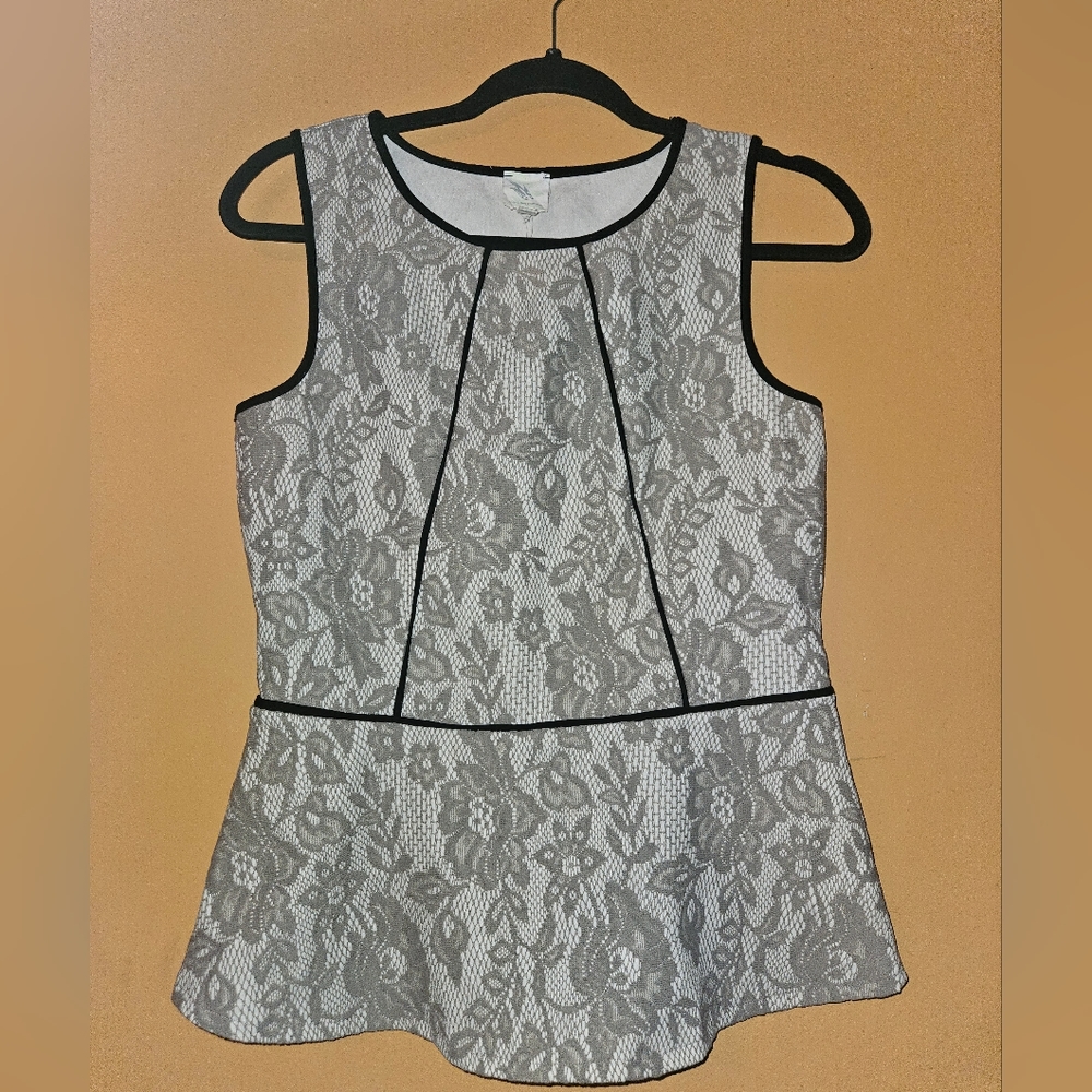 Anthropologie Weston Wear Lace Sleveless Top with black piping, size small